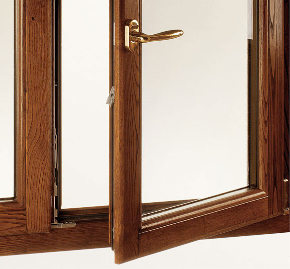 scegliere infissi, finestra in legno scuro con maniglia ottone