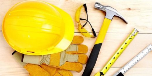 Costi ristrutturazione casa, casco da operaio con guanti martello e metro