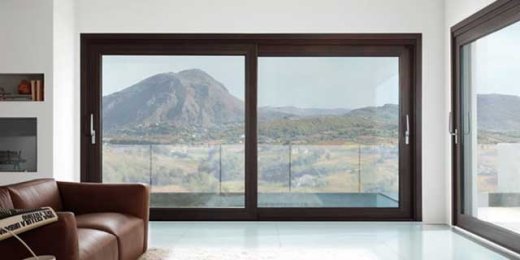soggiorno con vetrate infissi in pvc