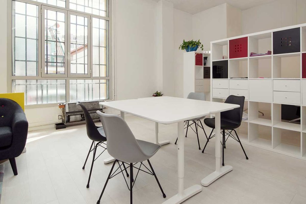 Lo Smartworking con stile secondo Paola Marella | Facile Ristrutturare Ampio luminoso studio smartworking con tavolo bianco, sedie, libreria