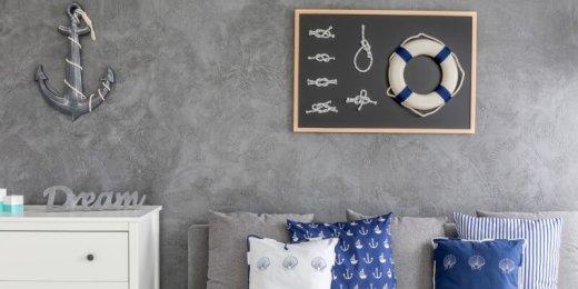 parete grigia con arredamento stile marinaro