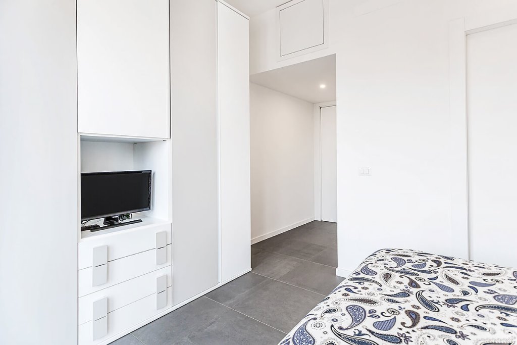 Camera da letto bianca moderna con armadio