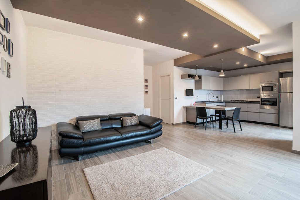 open space in stile nordico con divano di pelle
