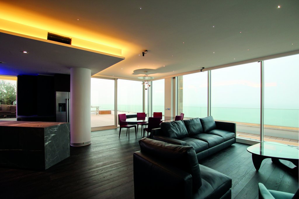 open space moderno fronte mare con vetrate