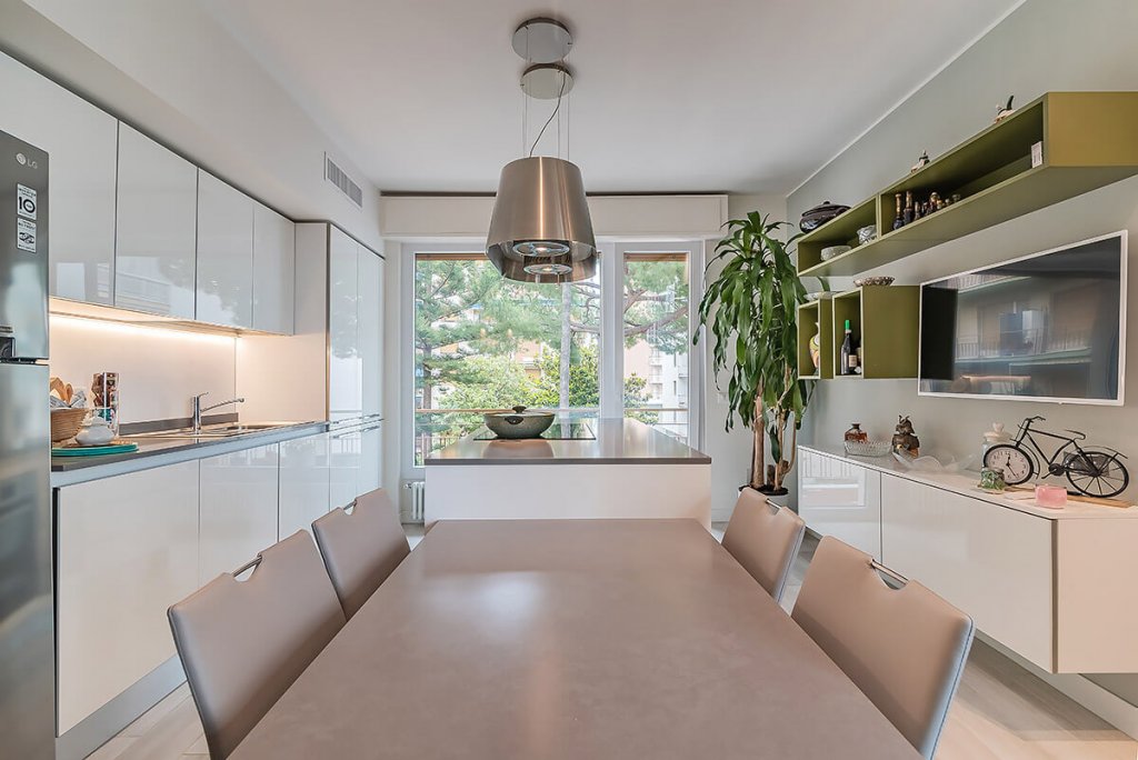Cucina moderna con isola