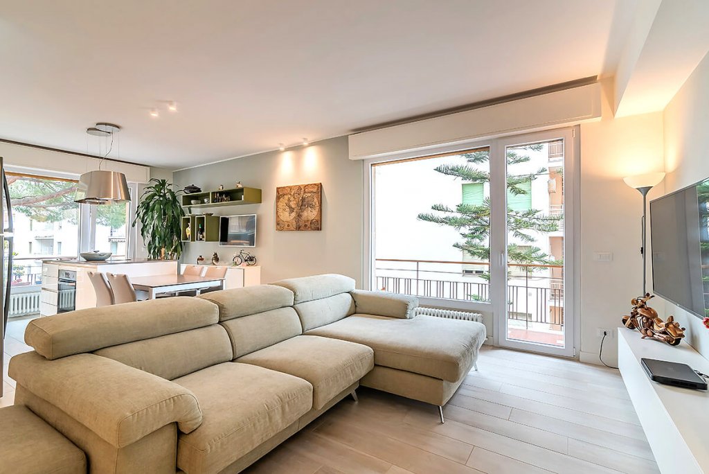 Soggiorno con divano e parquet