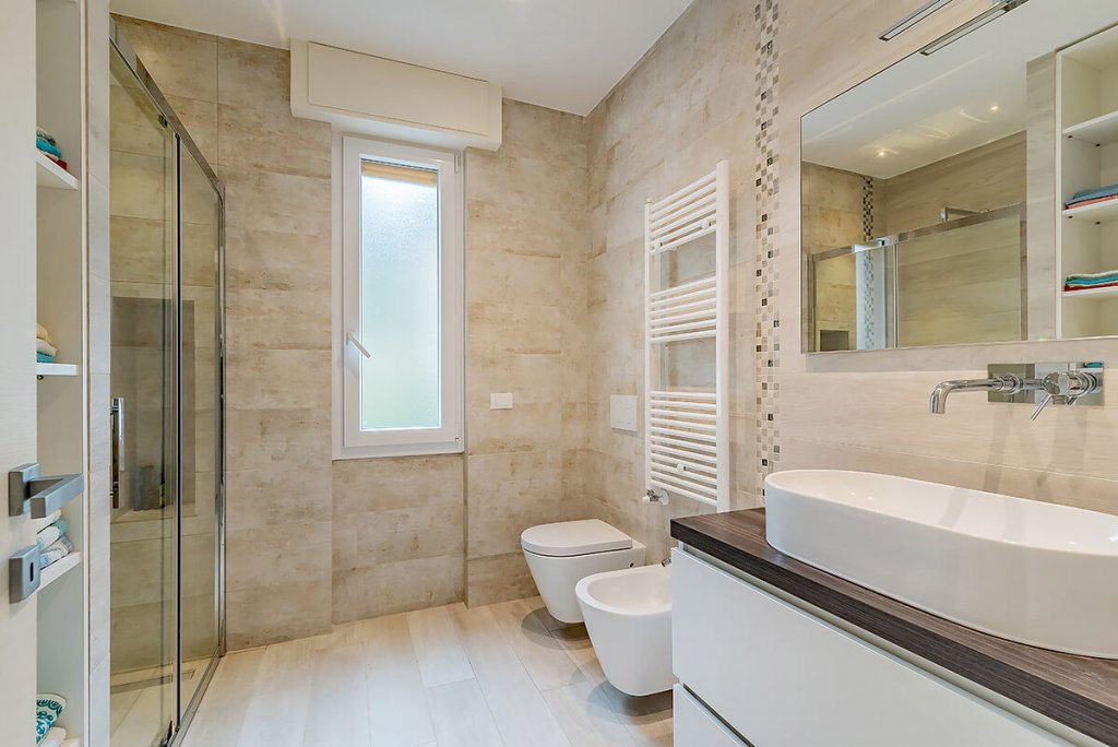 Bagno moderno con sanitario di design