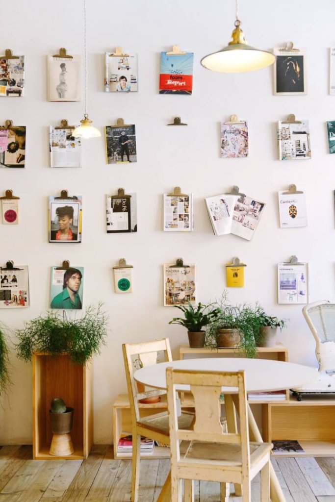 parete con riviste utilizzate come quadri decorazioni
