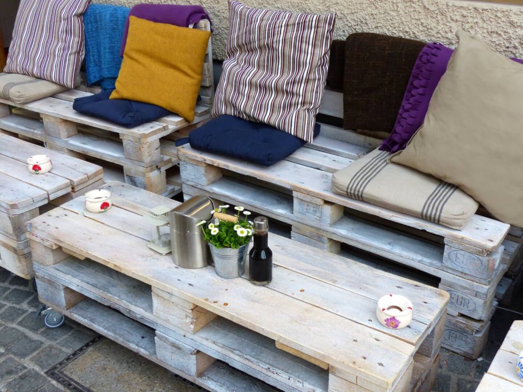 Divanetti e tavolini ricavati da pallet con cuscini