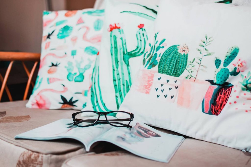 Cuscini decorati con stencil
