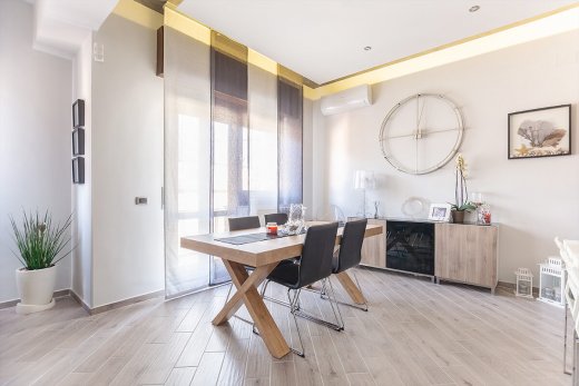 Luminoso Soggiorno con mobili in legno chiaro moderni e controsoffitto in cartongesso