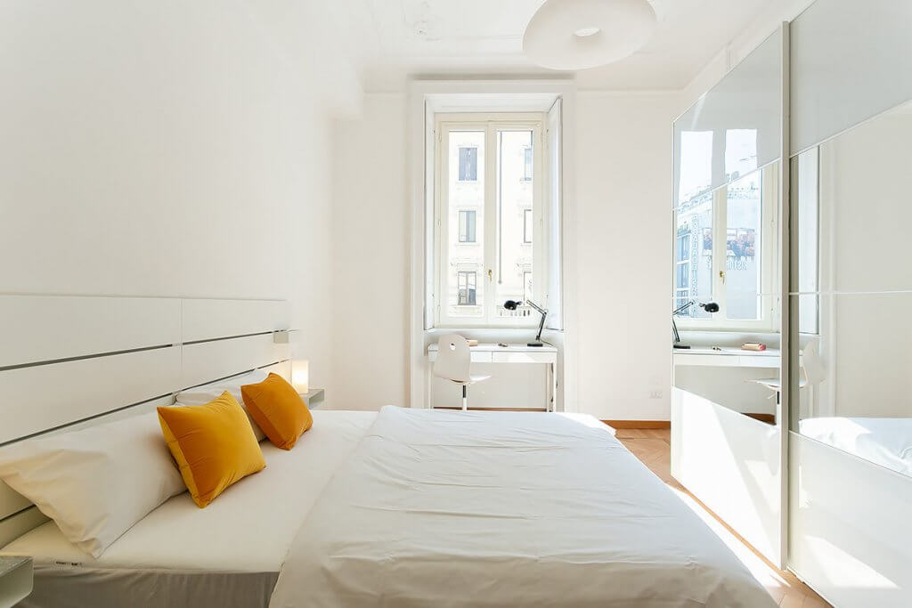 Camera da letto minimal moderna bianca