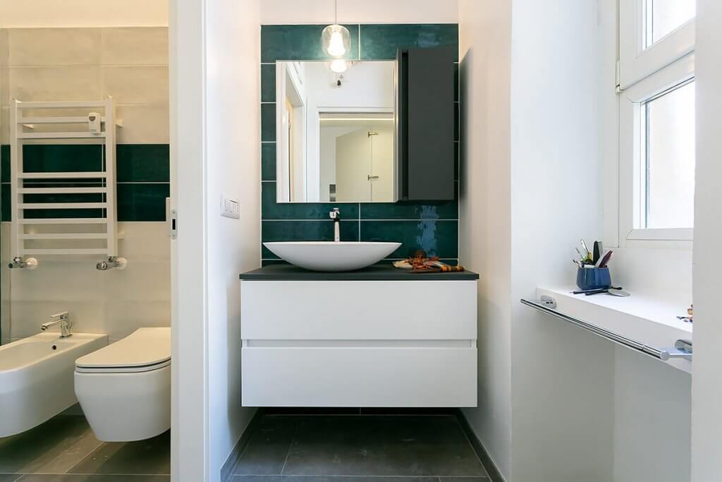 Angolo lavabo con pezzi moderni