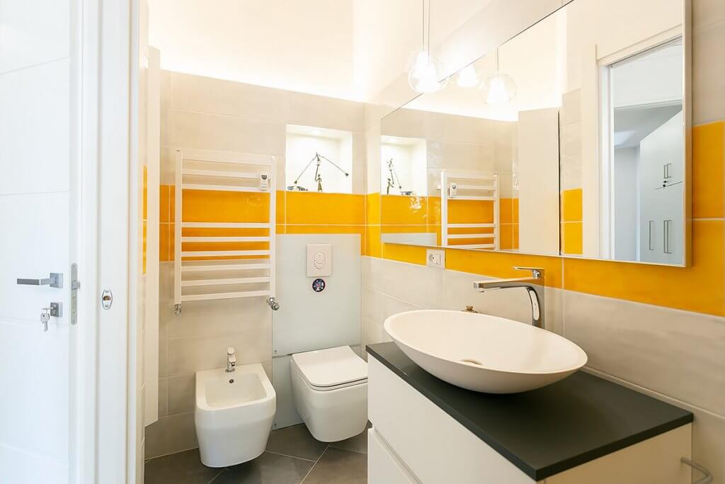 Bagno moderno con termoarredi e pezzi sospesi