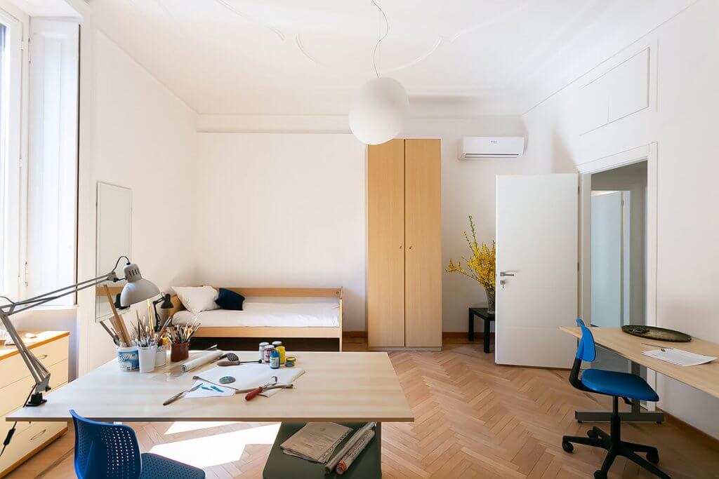 Cameretta moderna con parquet