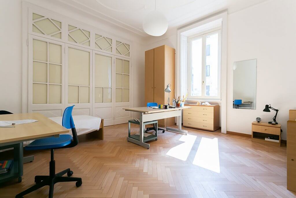 Ampio soggiorno studio moderno con parquet