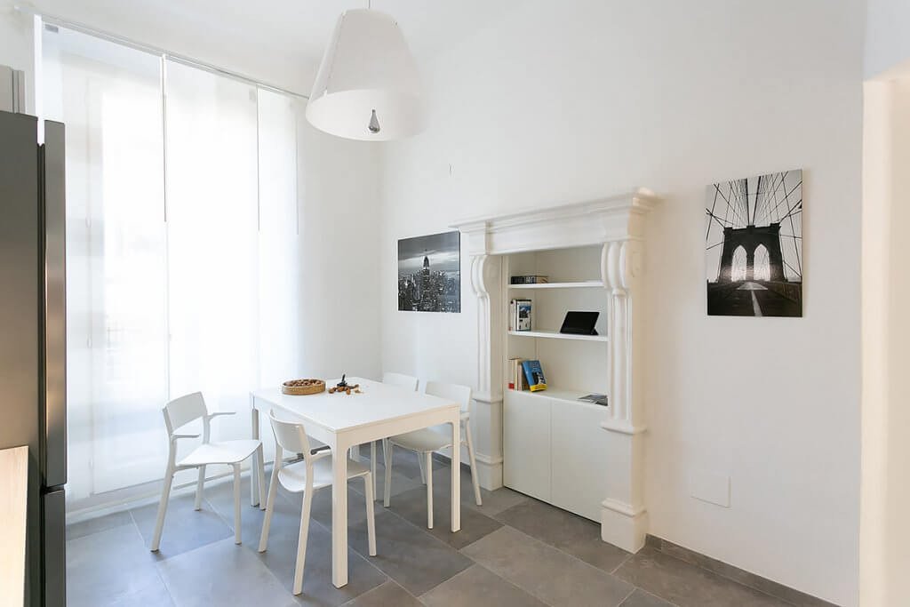 Soggiorno moderno con parquet e mobili bianchi