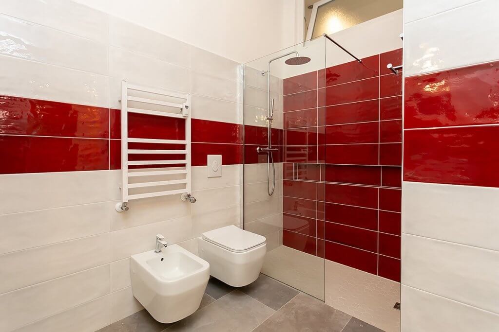 Bafno oderno bianco e rosso con pezzi sospesi e termoarredo