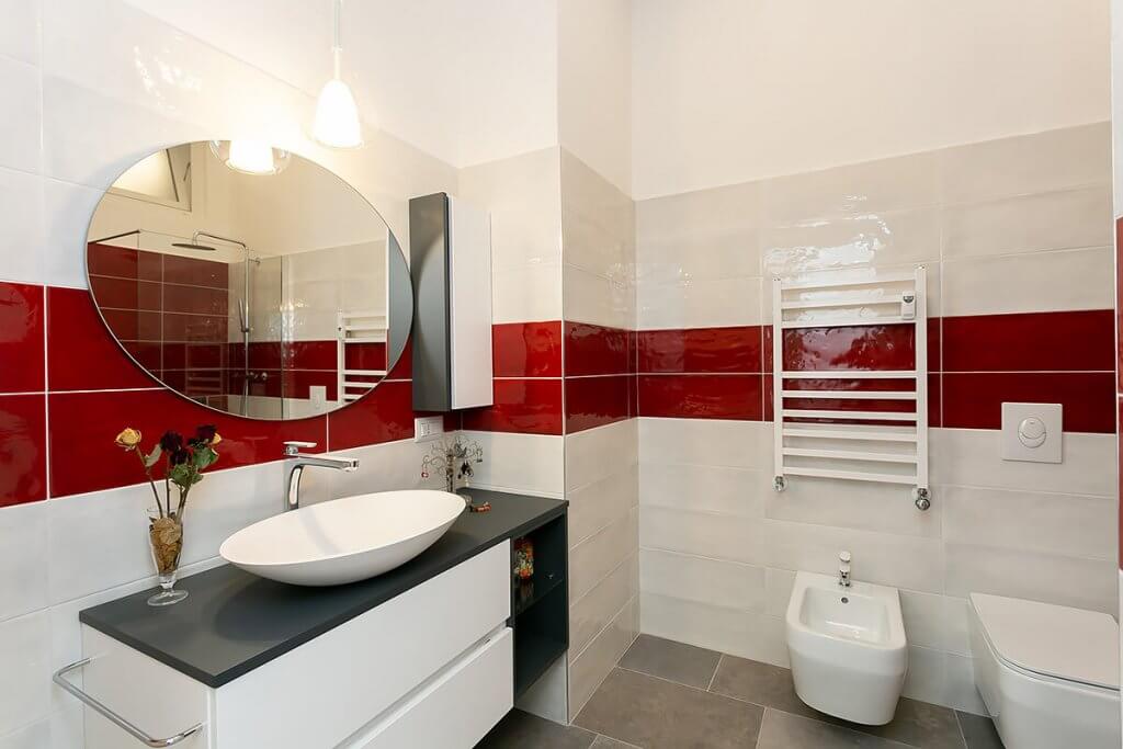 Bafno oderno bianco e rosso con pezzi sospesi e termoarredo