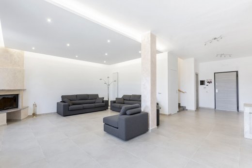 Ampio soggiorno con controsoffitto in cartongesso con luci incassate