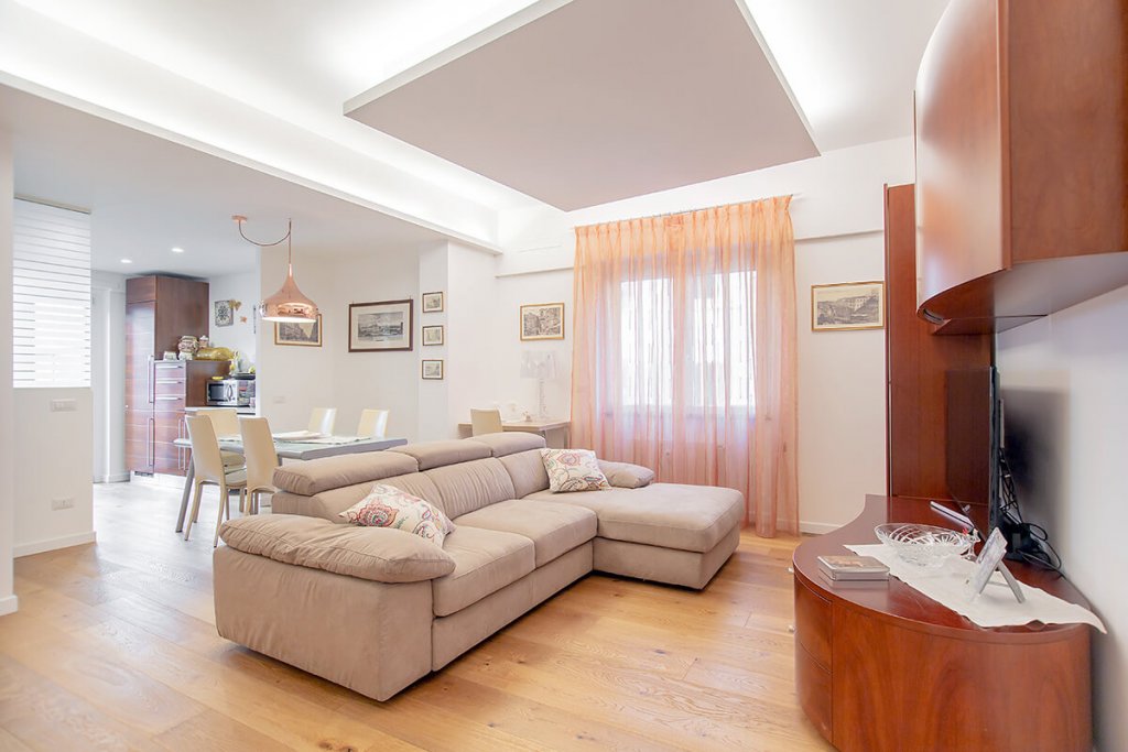 CARTONGESSO: Vantaggi e svantaggi | Facile Ristrutturare soggiorno living con divano, parquet e controsoffitto in cartongesso