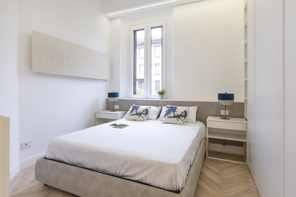 La camera da letto con testiera in cartongesso per un comodo piano d'appoggio