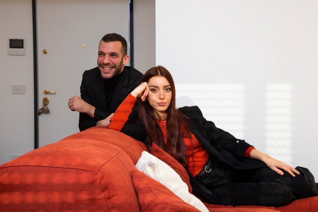 Alberto Vanin e Camihawke nell'appartamento appena ristrutturato a Monza