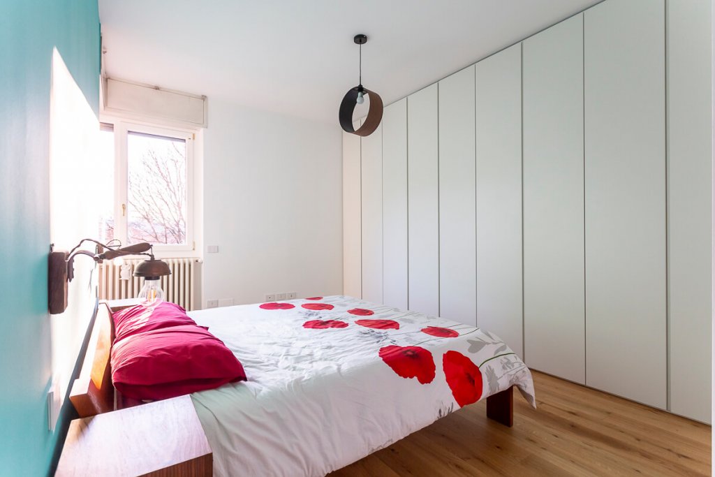 camera da letto con armadio a muro