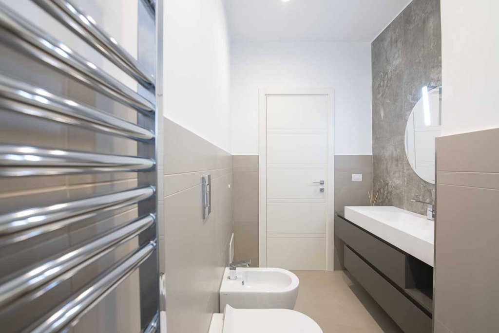 Bagno moderno progettato dall'Arch. Sannino a Napoli