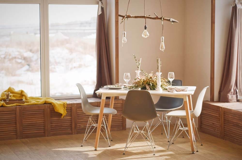 Progettare un lampadario con materiali di riciclo originali