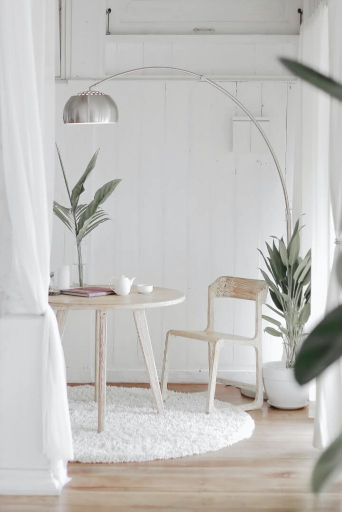 Stili a confronto: gli #Atips dell'Arch. Vanin per unire l'antico e il moderno | Facile Ristrutturare Tavolo in legno bianco shabby con lampada vintage