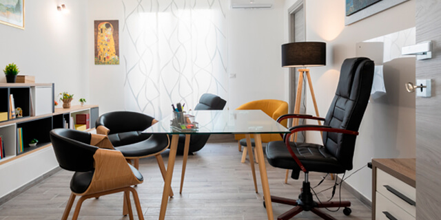 Lo Smartworking con stile secondo Paola Marella | Facile Ristrutturare Soggiorno studio smartworking, tavolo in vetro, sedia presidenziale, poltroncine e lampada