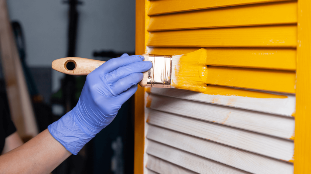 5 idee fai da te per decorare casa in vista dell'autunno | Facile Ristrutturare verniciare legno pennello colore giallo
