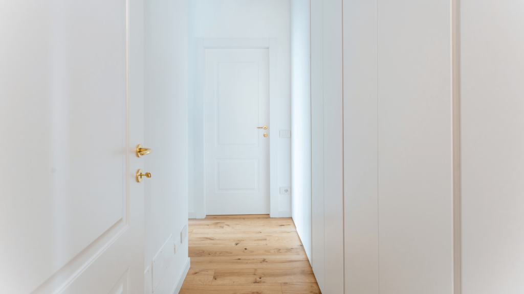 corridoio elegante, bianco con parquet