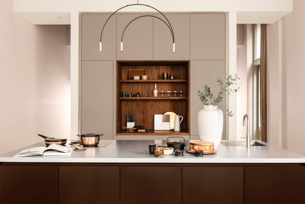 Cucina moderna arredata con colori autunnali, beige, marrone | FacileRistrutturare
