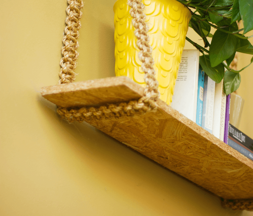 Paola Marella illustra come abbinare il Pantone 2021 all'arredo casalingo | Facile Ristrutturare Mensola realizzata con legno grezzo e corda, con vaso e giallo libri su parete giallo Illuminating