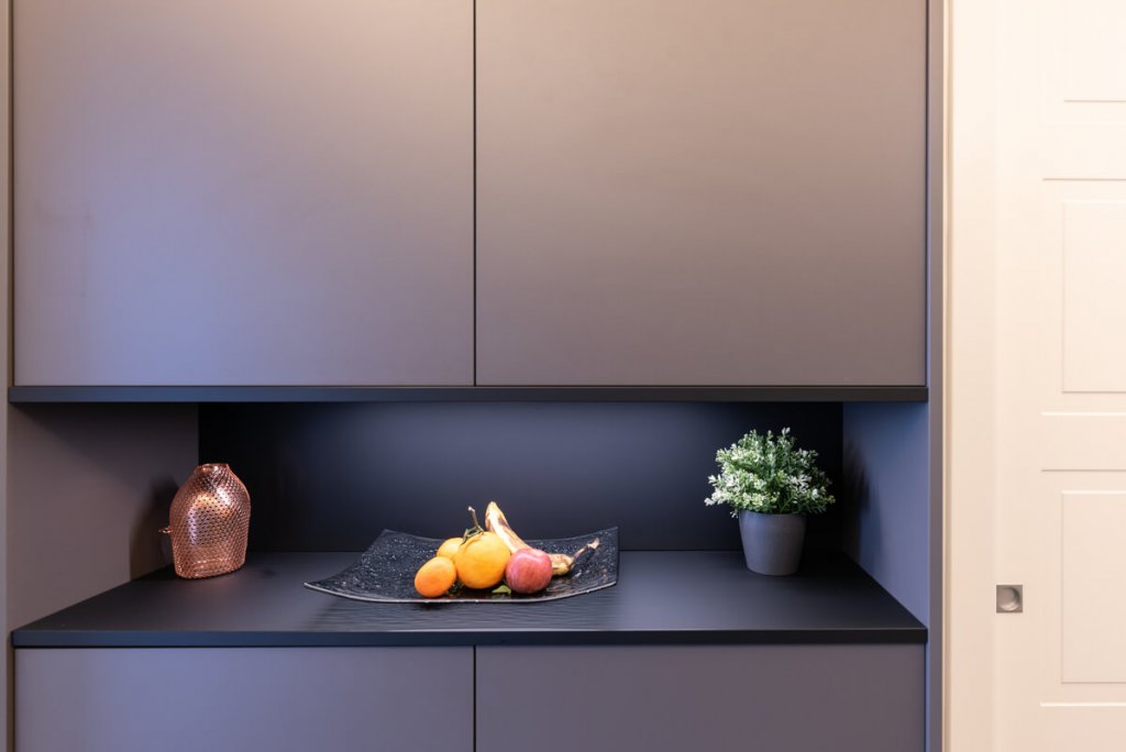 Paola Marella illustra come abbinare il Pantone 2021 all'arredo casalingo | Facile Ristrutturare Mobile colore pantone 17-5104 Ultimate Gray con vaso e piatto di frutta