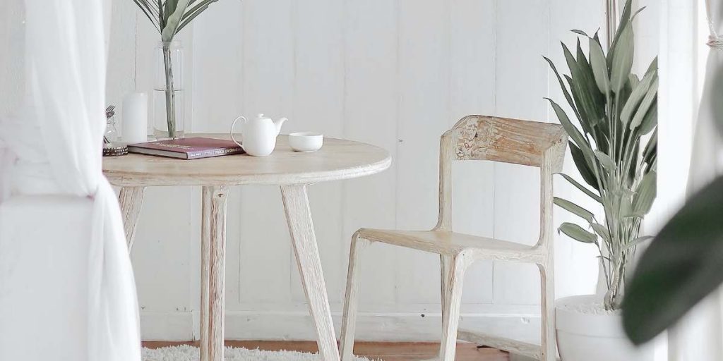 6 Colori per 6 Stili | Facile Ristrutturare casa total white con tavolo e sedie stile vintage shabby. Piante verdi da salone.