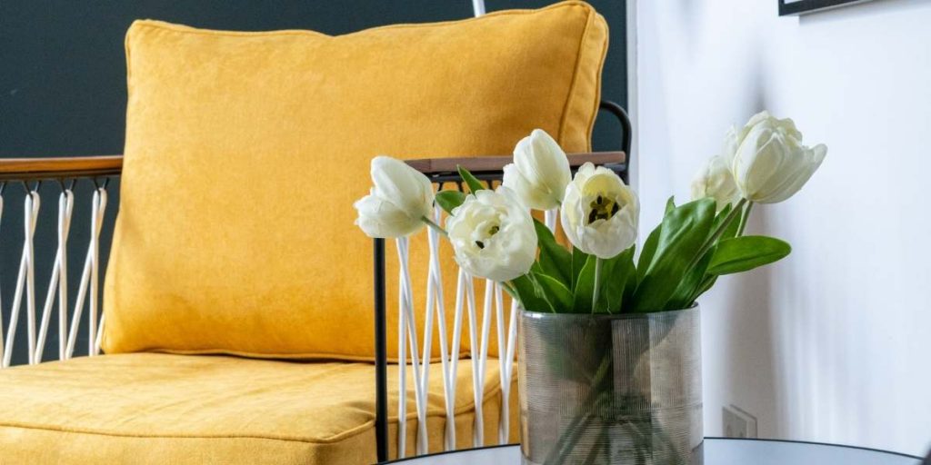 6 Colori per 6 Stili | Facile Ristrutturare Poltrona gialla con vaso in fiori.