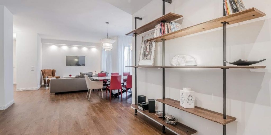 Come progettare la libreria di casa: gli #Atips dell'Arch. Vanin | Facile Ristrutturare Ampio soggiorno moderno con parquet e libreria a giorno in legno e metallo