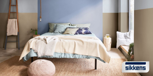 Camera da letto con letto matrimoniale, pouf rosa, parquet e pareti colori Sikkens 2021