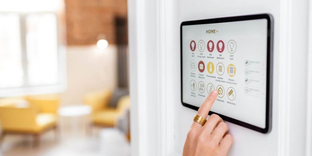 Come cambiano le abitudini e gli scenari nella domotica: i consigli di Bticino | Facile Ristrutturare casa domotica con tablet per impostazioni luce, temperatura e musica casa