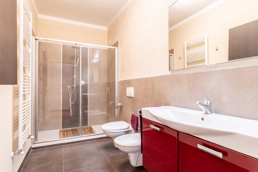 Bagno moderno rosso e bianco con cabina doccia