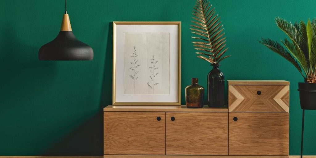 6 Colori per 6 Stili | Facile Ristrutturare Salone stile scandinavo con parete verde e mobile di legno con vasi e piante.