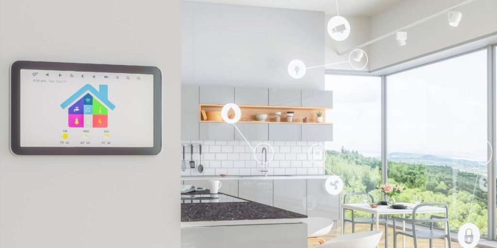 Come cambiano le abitudini e gli scenari nella domotica: i consigli di Bticino | Facile Ristrutturare smart home per la sicurezza della casa con tablet per accedere a telecamera