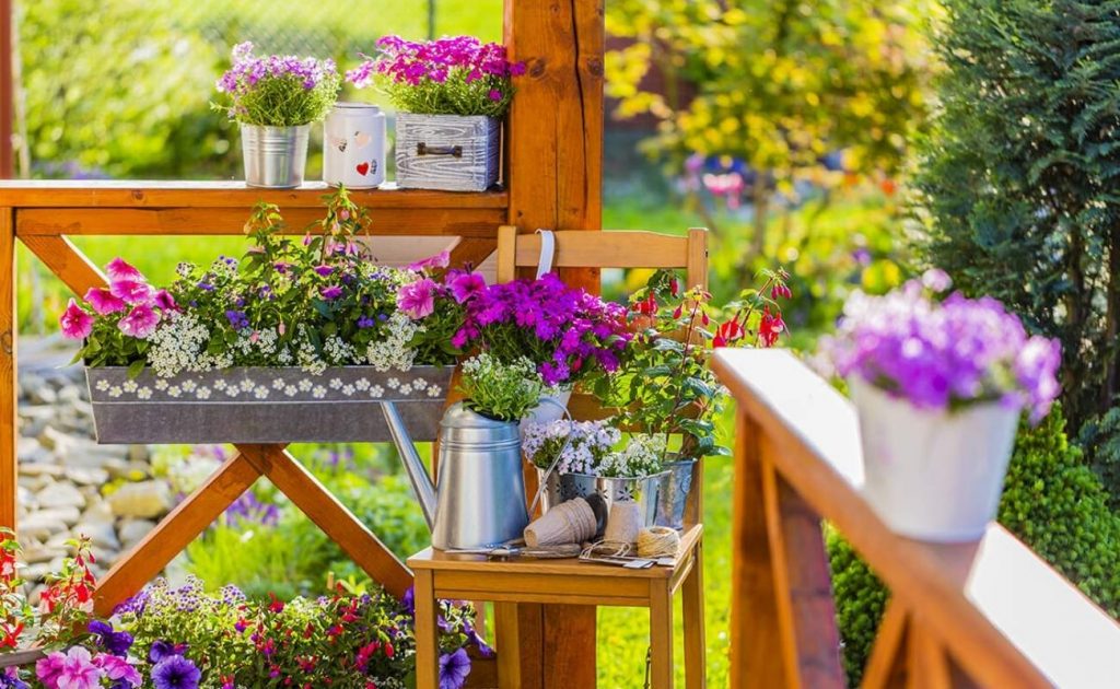 Apri la finestra alla primavera: i consigli per arredare il balcone | Facile Ristrutturare Balcone arredato con piante e fiori