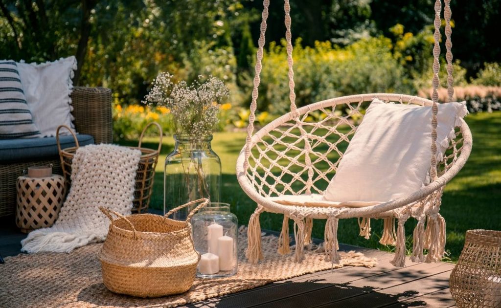 Apri la finestra alla primavera: i consigli per arredare il balcone | Facile Ristrutturare terrazzo stile shabby con amaca e candele