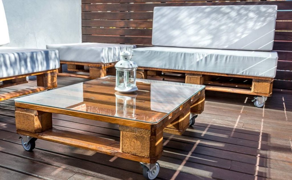 Apri la finestra alla primavera: i consigli per arredare il balcone | Facile Ristrutturare tavolo e divano con pallet e cuscini bianchi