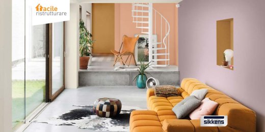 Soggiorno con porta a vetri su giardino, divano, scala a chiocciola e colori Sikkens primavera 2021