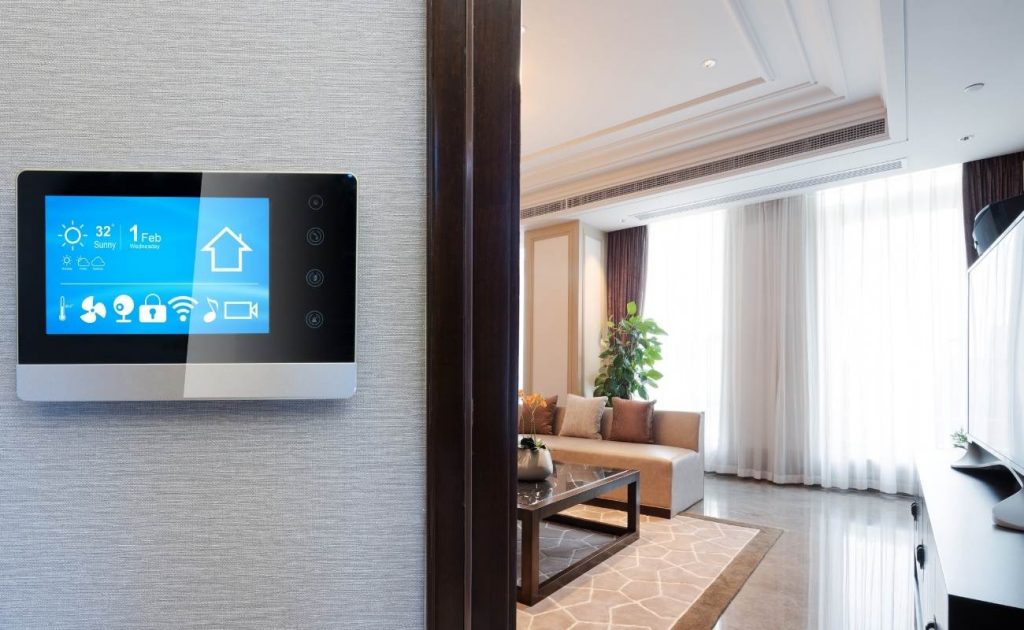 Casa smart: i consigli di Bticino per trasformare un impianto tradizionale in domotico | Facile Ristrutturare casa domotica con impianto elettrico domotico per regolare riscaldamento e luci a distanza.